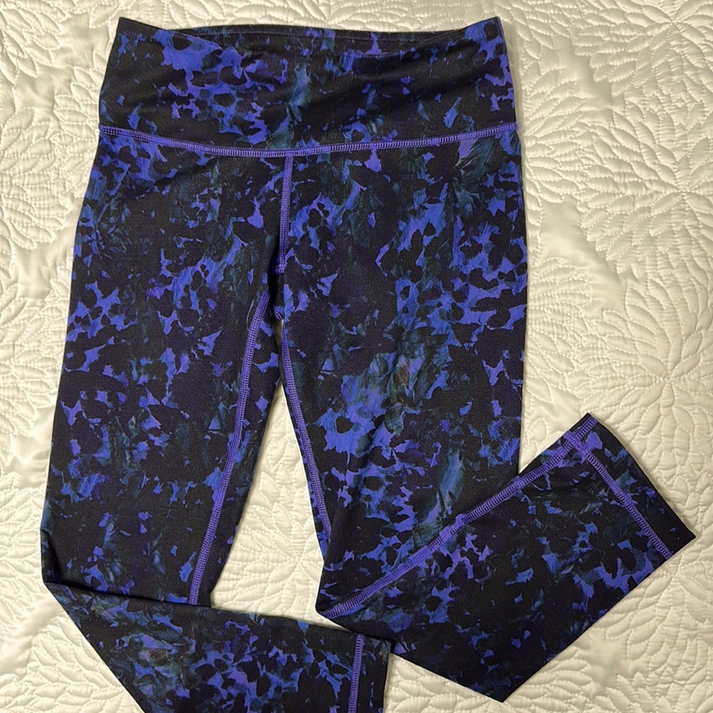 EUC Lululemon size 4 cropped leggings